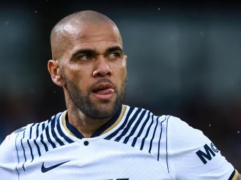 Daniel Alves vira alvo de críticas após falhar em derrota do Pumas em clássico mexicano