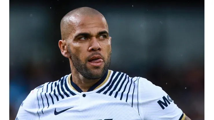 Foto: Manuel Velasquez/Getty Images | Daniel Alves foi duramente criticado também nas redes sociais