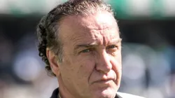 Robson Mafra/AGIF/ "Precisou ser contido"; titular de Cuca se irrita com torcida e tem que ser contido após substituição.