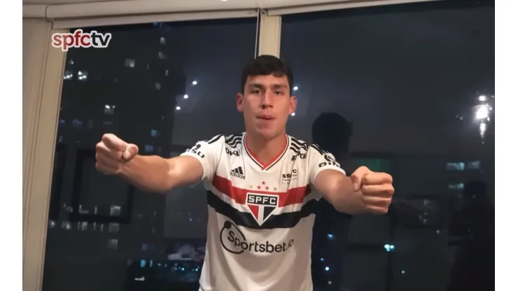 "Ele vai ocupar o lugar do..."; Web não perde tempo e já pede Farraresi na posição de defensor de Ceni