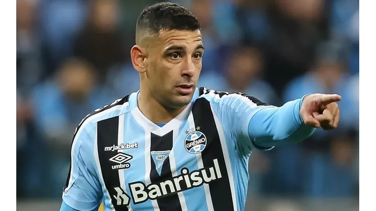 Pedro H. Tesch/AGIF - Diego Souza pelo Grêmio.