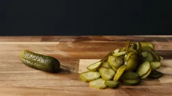 Picles retirado de hambúrguer se torna peça de arte no valor de R$ 30 mil