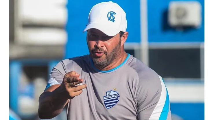 Morgana Oliveira/CSA. Roberto Fernandes assumiu o comando do CSA após a demissão de Alberto Valentim