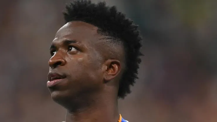 Foto: Shaun Botterill/Getty Images - Denílson brincou com Edenilson em erro de pênalti e até Vinícius Júnior entrou na "jogada"