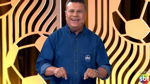 Foto: Reprodução/SBT - Téo José comanda o SBT na transmissão do Palmeiras na semifinal da Libertadores