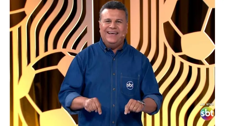 Foto: Reprodução/SBT - Téo José comanda o SBT na transmissão do Palmeiras na semifinal da Libertadores