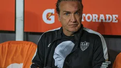 Foto: Marcello Zambrana/AGIF - Cuca não escondeu irritação com atitude de Vargas, que amarga problemas extracampo no Galo