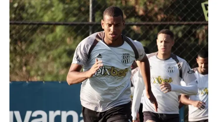 Diego Almeida/PontePress/ Mateus Silva e +5; Hélio dos Anjos liga sinal de alerta para pendurados contra o Brusque.