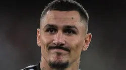 Vina discute com torcedores após eliminação que manda recado