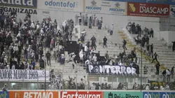 Foto: Rogério Capela/AGIF | Portão que separava as torcidas foi arrombato