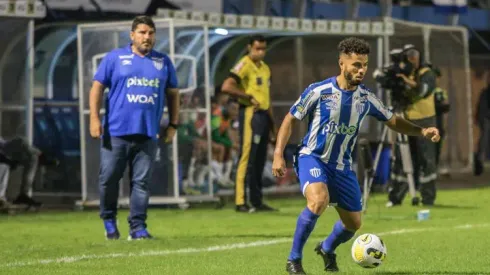 Avaí deve ter escalação diferente na partida contra o Goiás; Morato segue como dúvida, e lateral tem lesão constatada