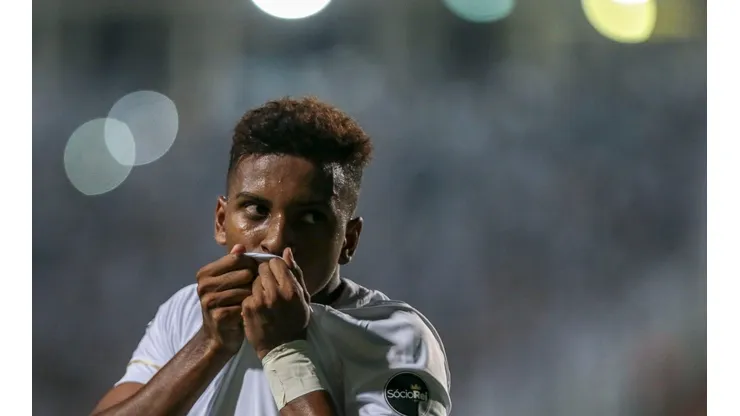 Ale Cabral/AGIF. Rodrygo em disputa pelo Santos, em 2019