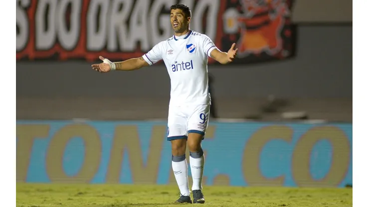Foto: Getty Images/Andresa Anholete | Suárez não evita atropelamento do Atlético-GO