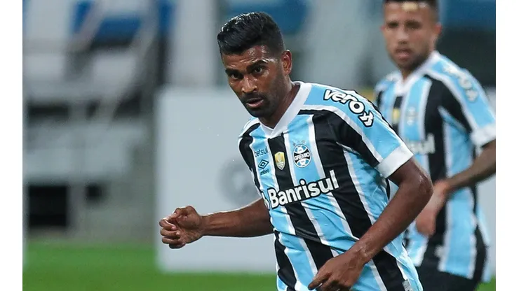 Foto: Fernando Alves/AGIF - Thiago Santos é um dos jogadores do Grêmio que pode sair nesta janela