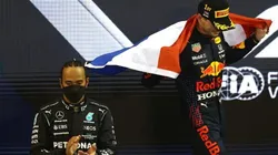 Hamilton e Verstappen no pódio de Abu Dhabi, em 2021