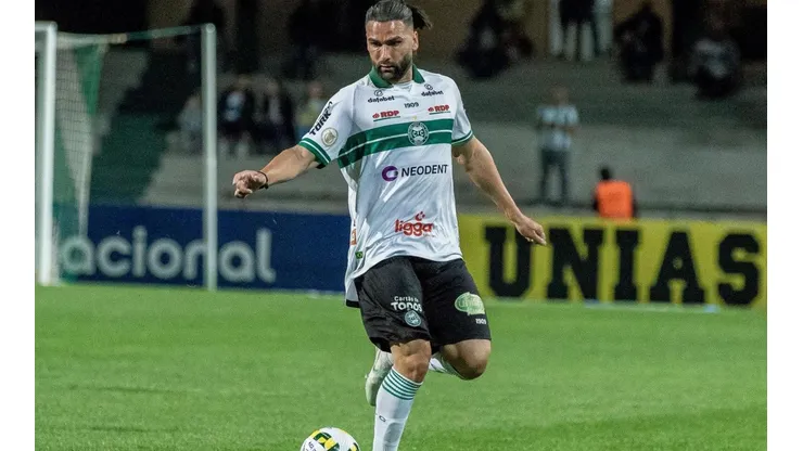 Léo Gamalho ‘abre o verbo’ e comenta derrota do Coritiba no ‘apagar das luzes’ para o Santos no Couto Pereira