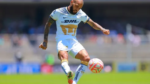 Getty Images/Hector Vivas - Daniel Alves recebe homenagem do Barcelona