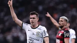 Lucas Piton e Arrascaeta durante o jogo de ida das quartas de final da Libertadores, na Neo Química Arena - Foto: Ettore Chiereguini/AGIF