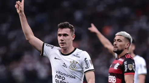 Lucas Piton e Arrascaeta durante o jogo de ida das quartas de final da Libertadores, na Neo Química Arena - Foto: Ettore Chiereguini/AGIF