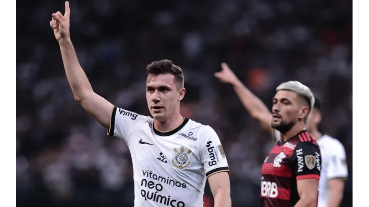 Lucas Piton e Arrascaeta durante o jogo de ida das quartas de final da Libertadores, na Neo Química Arena - Foto: Ettore Chiereguini/AGIF