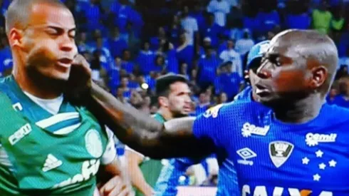 Foto: Reprodução/Fox Sports - Sassá desferiu um soco em Mayke em Palmeiras x Cruzeiro de 2018