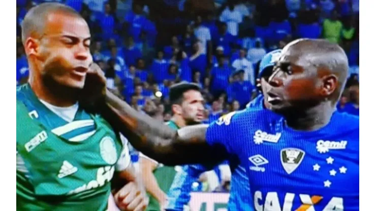 Foto: Reprodução/Fox Sports - Sassá desferiu um soco em Mayke em Palmeiras x Cruzeiro de 2018