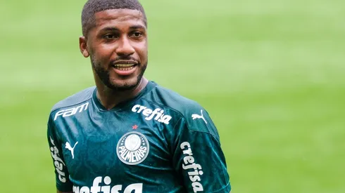 Foto: Marcello Zambrana/AGIF - Ex-Palmeiras, Emerson Santos sofreu grave lesão em treino do Atlético-GO nesta 6ª