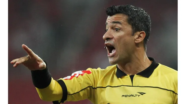 Foto: Gustavo Granata/AGIF | Sandro Meira Ricci 'entrega' o mais prejudicado por erros não corrigidos pelo VAR no 1º turno do Brasileirão