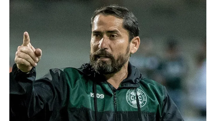 Foto: Robson Mafra/AGIF - Com aval de Morínigo, Coritiba está próximo de zagueiro venezuelano