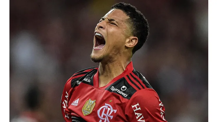 Foto: Thiago Ribeiro/AGIF | Toque na mão de João Gomes gera polêmica