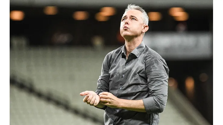 Foto: Kely Pereira/AGIF - Tiago Nunes admitiu que jogador do Ceará não fazia faltas para não ser "prejudicado" no Cartola FC