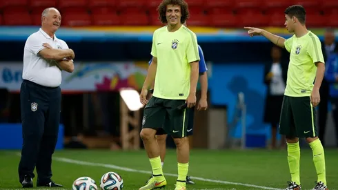 Agif/Wagner Meier - David Luiz interage com Oscar na internet