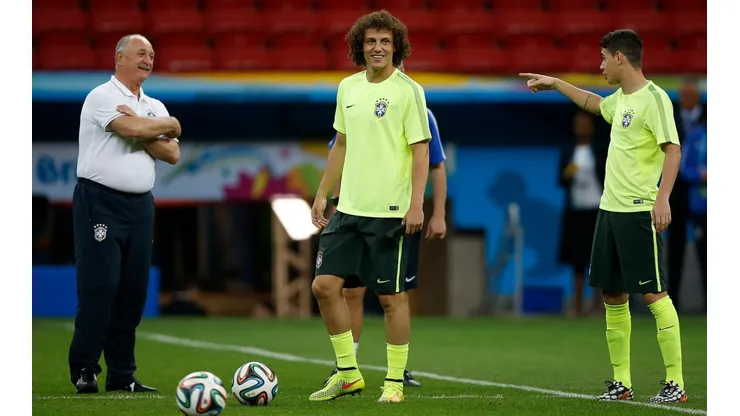 Agif/Wagner Meier - David Luiz interage com Oscar na internet