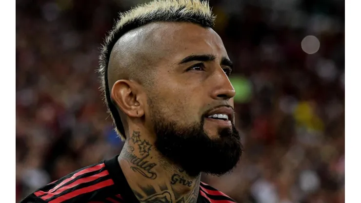 Thiago Ribeiro/AGIF/ "Sonho realizado"; Vidal se rende à torcida do Flamengo após gol no Maracanã.