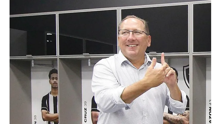 Torcida faz campanha e Textor busca a contratação de volante