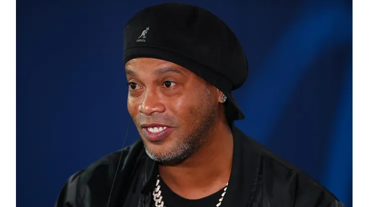 Foto: Matthias Hangst/Getty Images | Ronaldinho é pego no contrapé