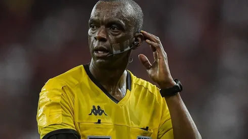 Foto: Thiago Ribeiro/AGIF - Luiz Flávio de Oliveira: arbitragem irritou tanto cariocas quanto paranaense