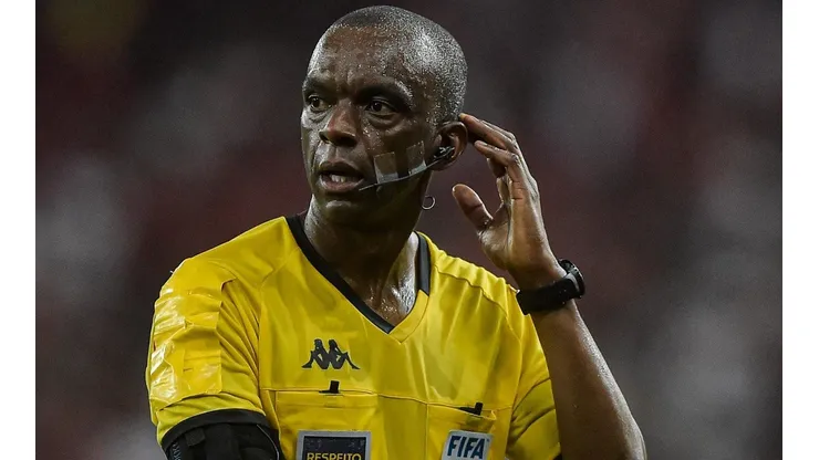 Foto: Thiago Ribeiro/AGIF - Luiz Flávio de Oliveira: arbitragem irritou tanto cariocas quanto paranaense