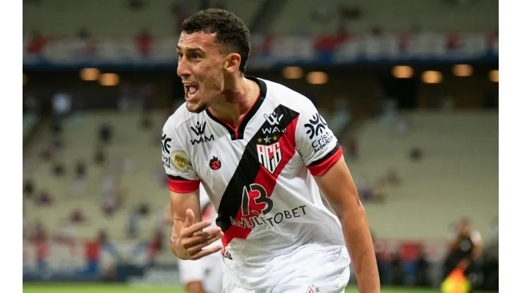 Foto: Kely Pereira/AGIF - Baralhas celebrou a grande vitória do Atlético-GO sobre o Corinthians