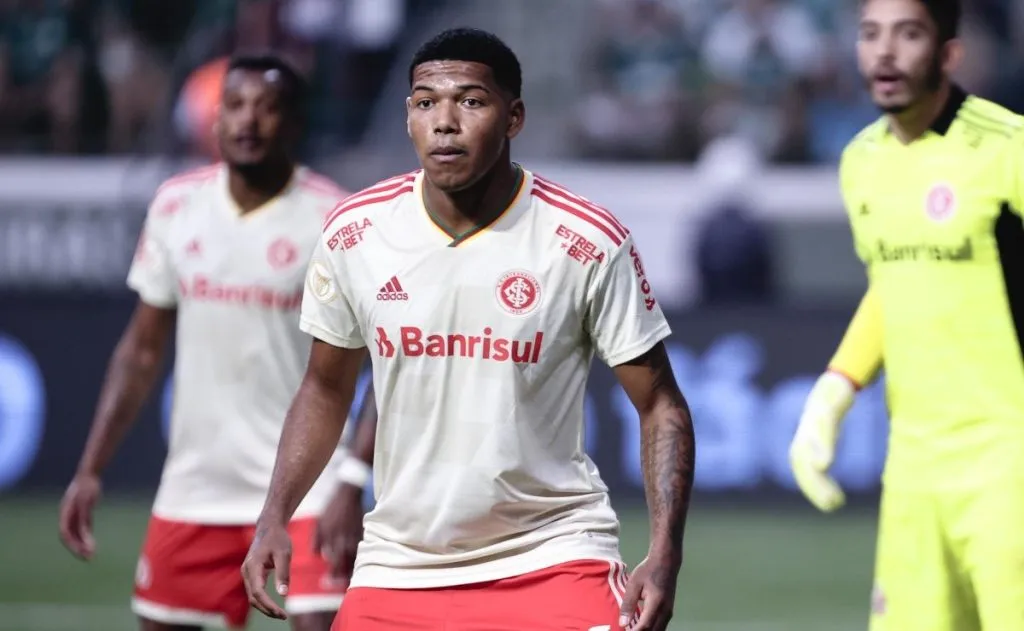 Thauan Lara ganhou chances com Mano Menezes. Foto: Ettore Chiereguini/AGIF.