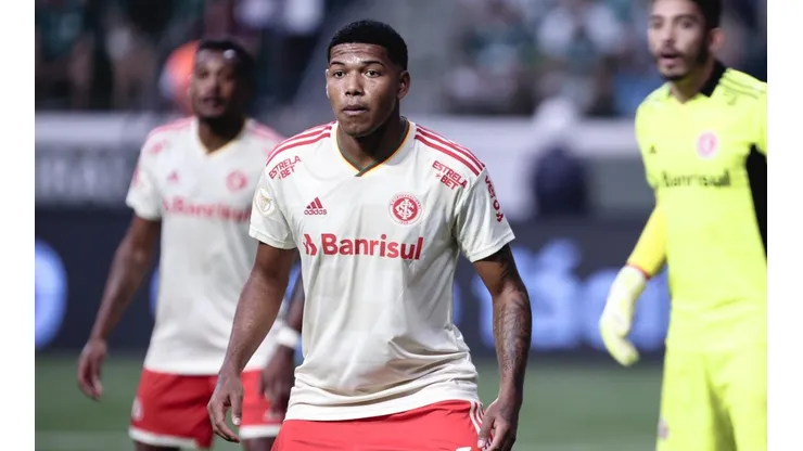 Foto: Ettore Chiereguini/AGIF - Thauan Lara tem ganhando chances com Mano Menezes na LE do Inter