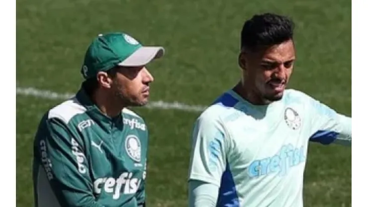 Foto: Cesar Greco / Palmeiras - Gabriel Menino se aproximou de Abel, após conselhos do treinador