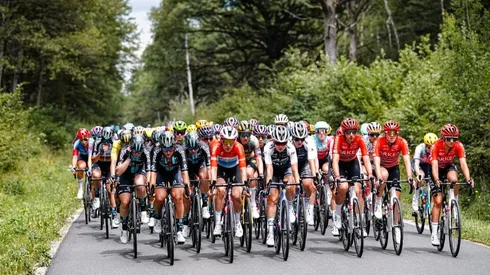 Tour de France feminino começou neste domingo (24)