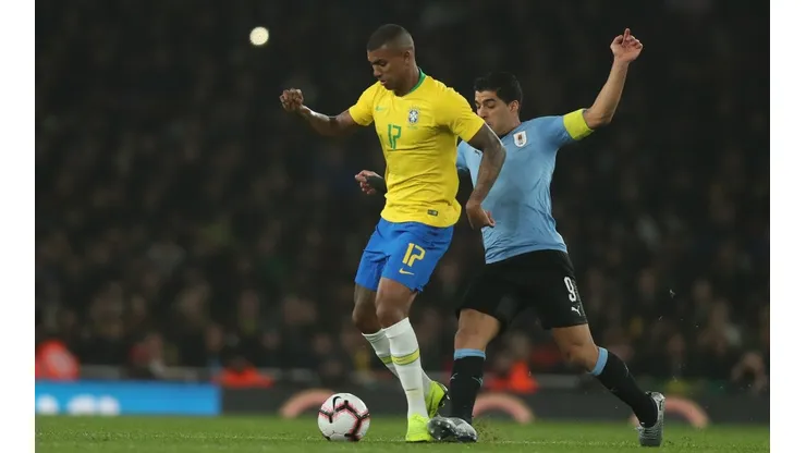 Lucas Figueiredo/CBF - Walace se aproxima de acordo com o Flamengo