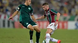 Foto: Thiago Ribeiro/AGIF - Léo Sena (à esquerda) se destacou no Brasil atuando pelo Goiás