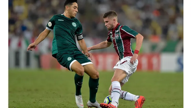 Foto: Thiago Ribeiro/AGIF - Léo Sena (à esquerda) se destacou no Brasil atuando pelo Goiás