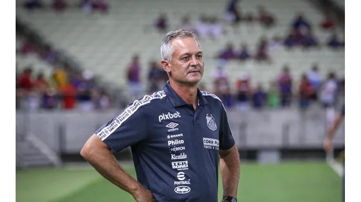 Lucas Emanuel/AGIF/ "Cadê os brasileiros?"; Lisca questiona reforços do diretor e presidente no Peixe.