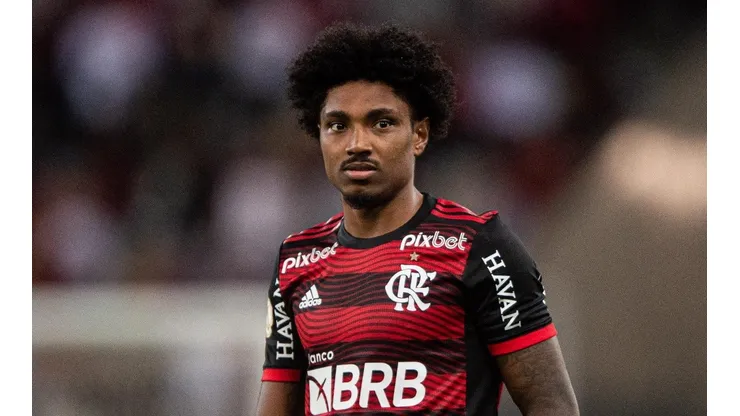 Foto: Thiago Ribeiro/AGIF | Vitinho teve o salário exposto