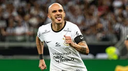 Agif/Alessandra Torres - Fábio Santos comemora a boa fase no Corinthians