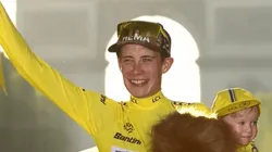 Vingegaard comemorando a conquista em Paris